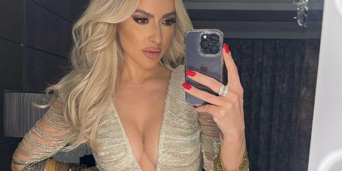 Hadise, göğüs dekolteli elbisesiyle poz verdi