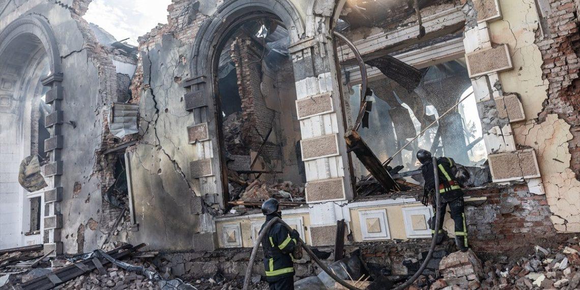 Rusya, Ukrayna’da tren istasyonunu vurdu