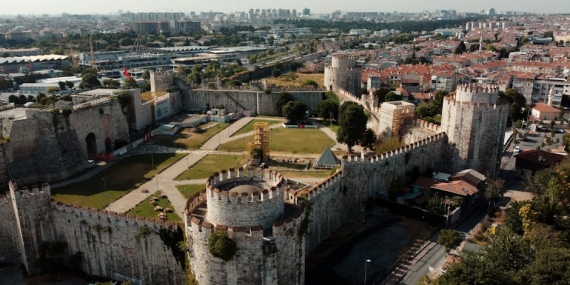 İstanbul Fatih’te Dönerciye Otomobilli ve Bıçaklı Saldırı: İki Zanlı Yakalandı