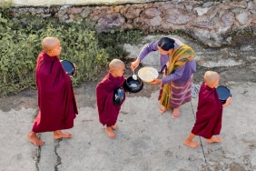 Karagumruk8217te-Asirlik-Sadaka-Tasi-Gelenegi-Yuzleri-Guldurdu-featured